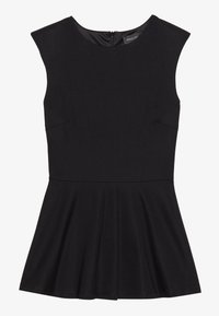 Svart ermeløs kjole laget av glatt stoff, med en tettsittende bodice og svingende skjørt. Baklukkning med glidelås, minimalistisk design uten mønstre.
