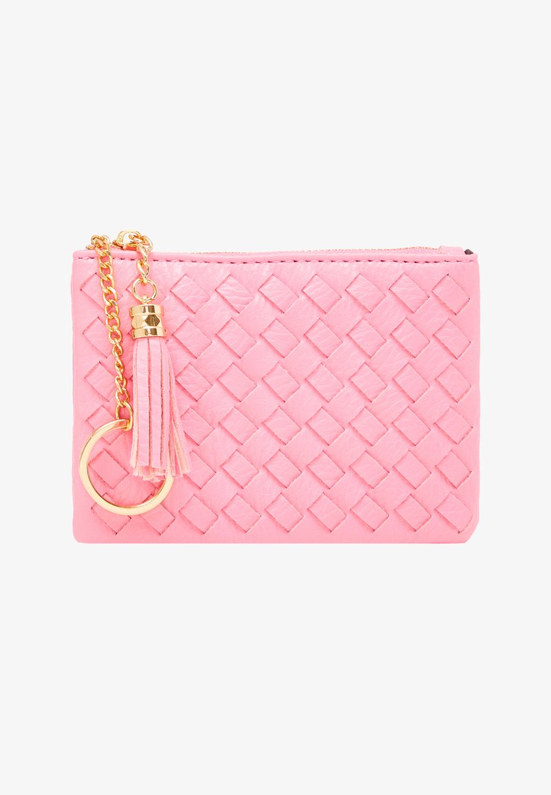 Rosa vævet læderpung med et struktureret diamantmønster, guldfarvet lynlås og en kvast, der er fastgjort til en rund nøglering.