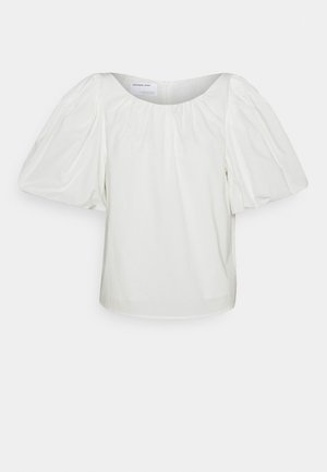 Witte blouse met korte pofmouwen en een geplooide halslijn, weergegeven op een eenvoudige lichte achtergrond.