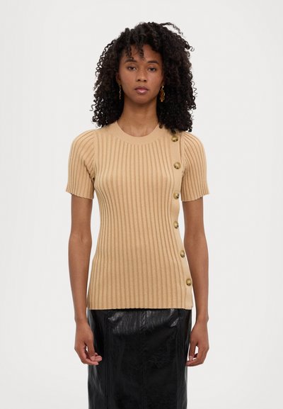 Beige gerippter Strickpullover mit kurzen Ärmeln, ausgestattet mit einem runden Ausschnitt und dekorativen goldenen Knopf-Akzenten auf einer Seite.
