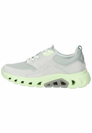 Sneaker sportiva grigia chiara con tomaia in mesh, dettagli perforati e suola verdognola. Presenta lacci bianchi e un foro per il tallone.