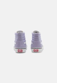 Sneakers alte in camoscio viola chiaro con strisce laterali bianche lisce. Presentano un collo imbottito e un'etichetta del logo rossa sul tallone.
