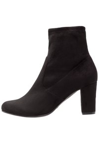 Bottines en daim noir avec un bout effilé, des panneaux latéraux élastiques et un talon épais, offrant une texture lisse et un design élégant.