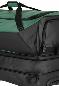 Zwarte en groene duffeltas met een rechthoekige vorm, gemaakt van duurzaam materiaal, met een ritsvak en stoffen handgrepen.