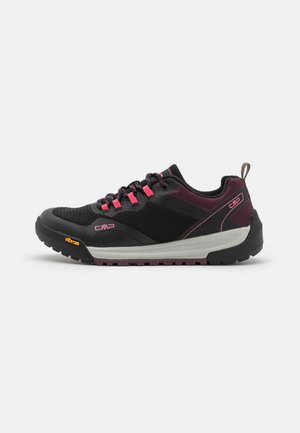 Chaussure de randonnée noire et rose foncé avec dessus en mesh, semelle Vibram, passants de lacets roses et une boucle à l'arrière pour un enfilage facile.