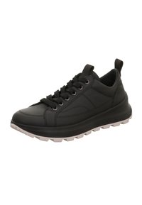 Sneaker in pelle nera con lacci neri, linguette e suola in gomma bianca spessa con battistrada robusto, inclinato a destra.