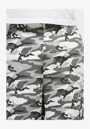 Harmaa maastokuvioiset cargo-shortsit mustilla yksityiskohdilla, joissa on nappikiinnitys, useita taskuja ja pehmeä puuvillakangas.