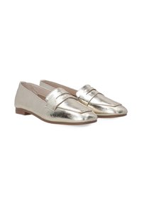 Metallische gouden loafers met een gladde textuur, vierkante neus en gestikte details over de schacht. Platte hak en eenvoudig ontwerp.
