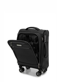 Černý kufr na kolečkách s texturovaným povrchem, přední kapsou na zip a několika vnitřními přihrádkami s pruhovaným vzorem.