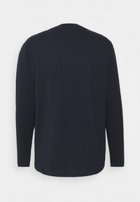 Marineblaues Langarm-T-Shirt aus weichem Stoff. Verfügt über einen runden Halsausschnitt und einen geraden Saum, ohne Grafiken oder Akzente. Klassische Passform.