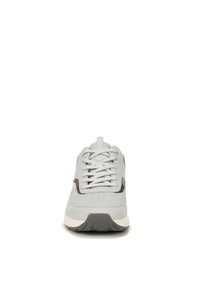 Grijze suède sneakers met een ronde neus, gedetailleerde veters en een contrasterende donkere accent op de zijkanten. Rubberen zool met structuur.