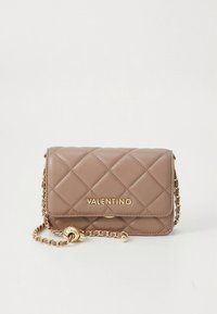 Borsa a tracolla in pelle marrone trapuntata con finiture dorate, caratterizzata da un logo sul davanti, una tracolla a catena e una chiusura a patta.