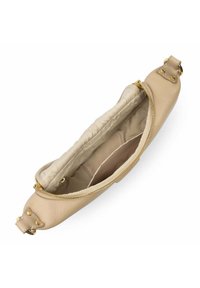 Beige leren tas met een ritssluiting, een gladde textuur en gouden hardware. Het interieur heeft een lichte stoffen voering met één pocket.