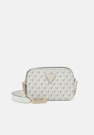 Petit sac bandoulière rectangulaire crème avec un motif géométrique, une sangle chaîne dorée et un logo de marque triangulaire à l'avant.