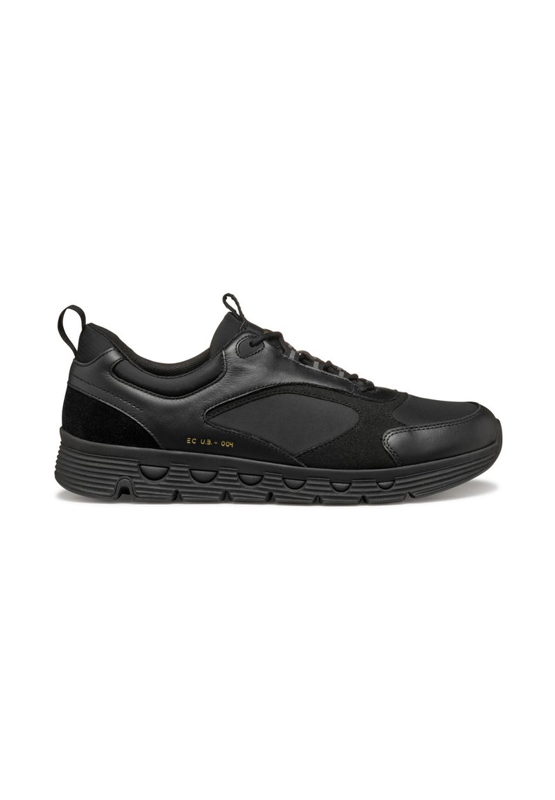 Scarpe sportive nere con tomaia in pelle liscia e dettagli in camoscio, suola imbottita e design con lacci dotato di un tirante sul tallone.