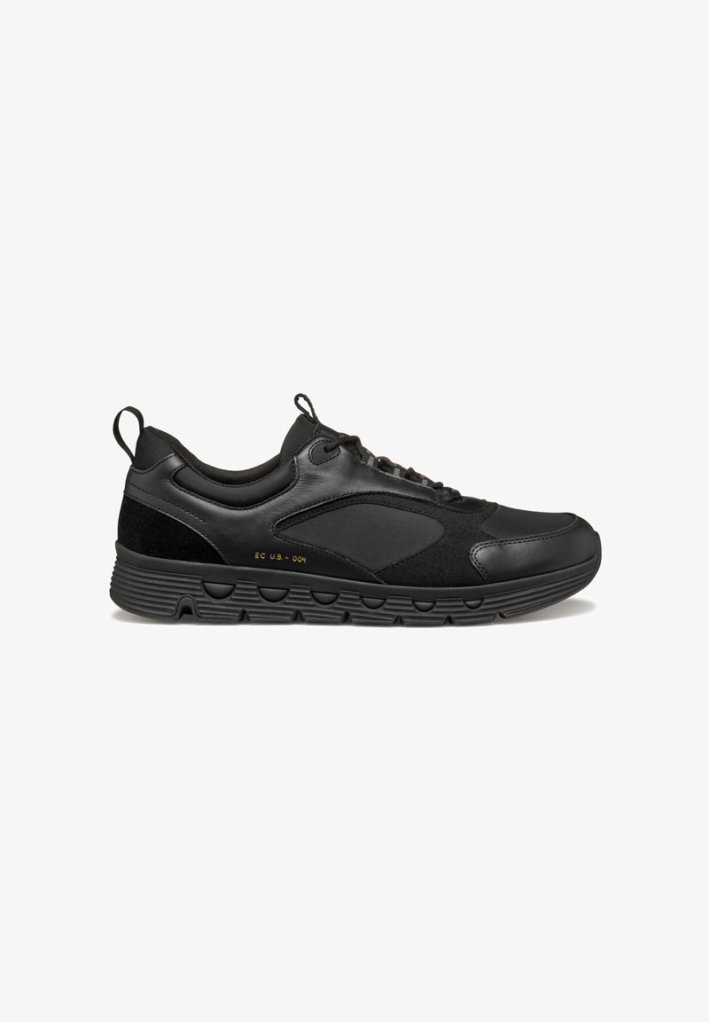 Scarpe sportive nere con tomaia in pelle liscia e dettagli in camoscio, suola imbottita e design con lacci dotato di un tirante sul tallone.