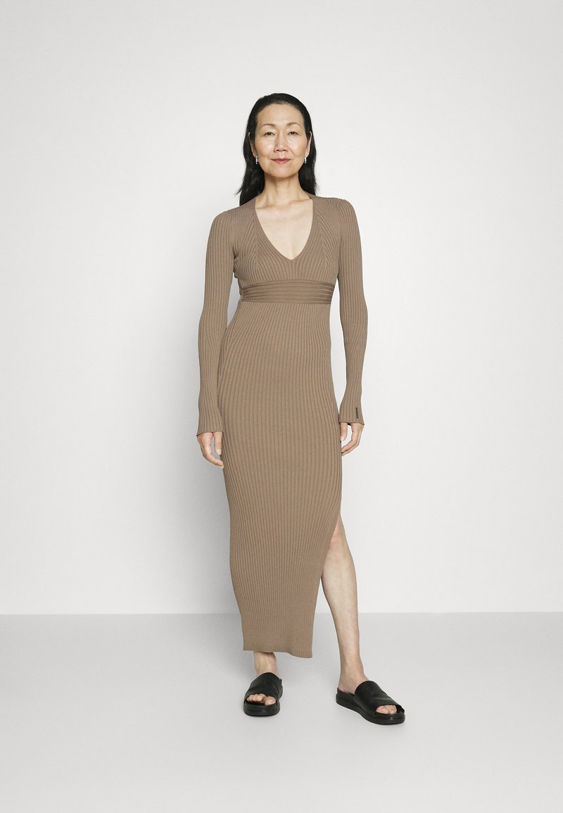 Calvin Klein SENSUAL ICONIC DRESS Robe longue cool earth/marron clair ZALANDO.FR