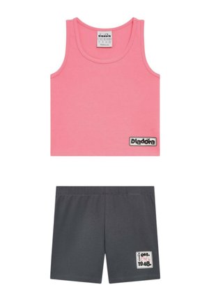 Top corto rosa senza maniche con logo "Diadora" e pantaloncini grigio scuro con vita elastica e una piccola etichetta cucita sulla gamba.