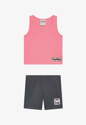 Top corto rosa senza maniche con logo "Diadora" e pantaloncini grigio scuro con vita elastica e una piccola etichetta cucita sulla gamba.