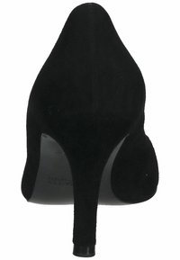 Chaussure à talon haut en suède noir avec un bout pointu, un design élégant et un talon aiguille fin. Texture lisse avec une finition mate.