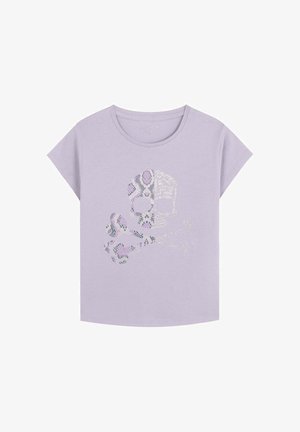 Camiseta de manga corta lila con un gráfico de calavera y tibias en plata metálica y tonos púrpuras en la parte delantera.