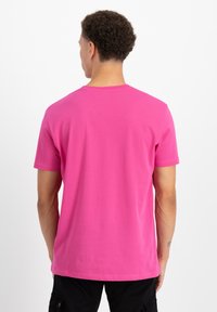 Alpha Industries BASIC - Majica kratkih rukava s printom - magenta