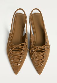 Hnědé semišové slingback baleríny s špičatou špičkou a šněrováním vpředu, stříbrné očka, velikost 37, na bílém pozadí.