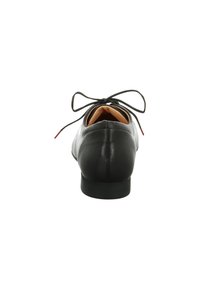 Schwarzer Lederschuh mit niedrigem Absatz, runder Form und einer Schleifendetail hinten. Verfügt über eine glatte Textur und ein beiges Innenfutter.