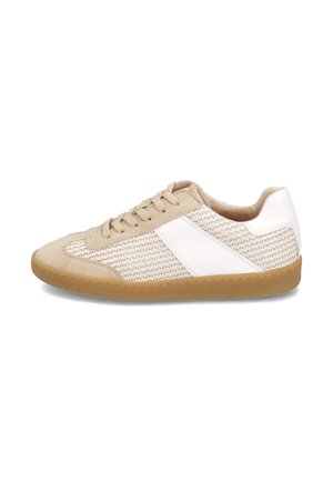 Beige suède en mesh sneaker met een witte leren accent, platte veters en een gumrubberen zool, met een gemarmerd patroon op het bovenwerk.