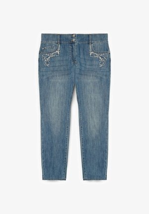 Blauwe spijkerbroek met hoge taille, dubbele knopen aan de voorkant en witte bloemrijke borduursels bij de voorzakken op een witte achtergrond.