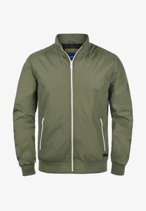 Jachetă bomber de culoare verde măslinie, realizată dintr-un material neted și ușor. Dispune de un fermoar frontal, două buzunare laterale cu fermoar și manșete ribbate.