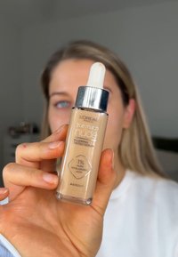 L'Oréal Paris PERFECT MATCH SERUM - Fond de teint - 4/5 mittel