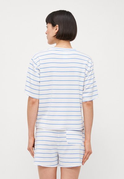 Korte mouw, cropped top en shorts set in het wit met blauwe horizontale strepen. Zachte stof, ontspannen pasvorm en een achterzak detail.