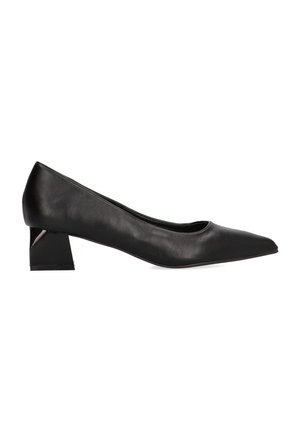 Zapato de tacón negro de piel con puntera afilada, superficie texturizada y un tacón bloque angular y robusto. Diseño simple sin adornos adicionales.