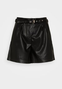 Shorts en cuir noir avec une taille ceinturée, un devant plissé et une texture lisse. Présente une boucle dorée et des poches latérales discrètes.