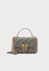 Borsa a tracolla grigia trapuntata con una chiusura in tono oro e motivi di uccelli. Include una tracolla a catena e una maniglia piatta. Texture liscia, forma rettangolare.