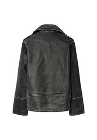Veste en faux cuir noire avec un col classique, des manches longues et des détails de couture visibles. Texture lisse, sans poches ni fermetures à l'avant.