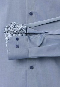 Lichtblauw button-up shirt met een gemusterde mouwvoering in wit en navy, met een soepele textuur en bijpassende navy knopen.