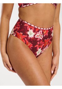 Bikini z wysokim stanem w burgundowym kolorze z kwiatowym wzorem featuring różowymi i białymi liliami, wykończony kontrastowym brzegiem.