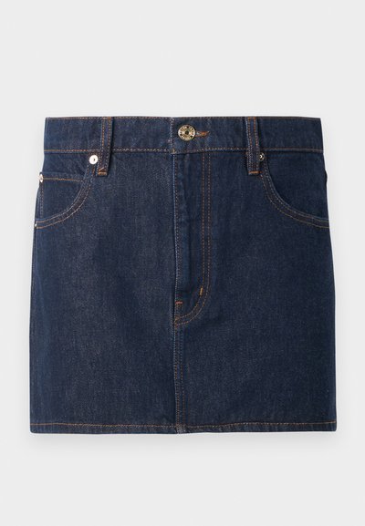 Jupe en denim bleu foncé avec des coutures orange clair, présentant un design à cinq poches, une fermeture avec bouton en métal et un ourlet droit.