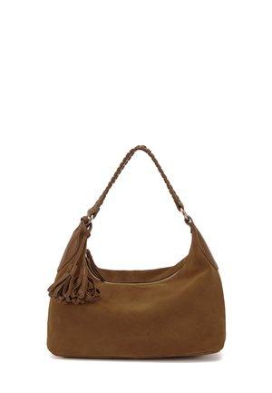 Borsa a tracolla in camoscio marrone con manico intrecciato e nappine decorative appese vicino alla chiusura della cerniera.