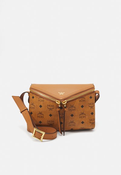 Brun läder crossbody-väska med en strukturerad form. Har guldtonad dragkedja, präglat logomönster och justerbar rem.