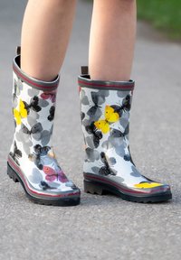 Patroon regenlaarzen met een glanzende afwerking, voorzien van een ontwerp van vlinders in geel, roze en grijs. Zwarte rubberen zool met grip.