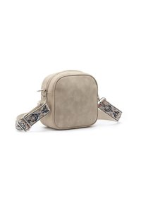 Beige Kunstleder Umhängetasche in quadratischer Form, mit einem verstellbaren, gemusterten Tragegurt und silberfarbenen Beschlägen. Glatte Textur, keine sichtbaren Logos.