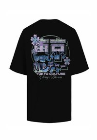 Sort T-shirt med et farverigt grafisk design, der har teksten "Tokyo" og "Tokyo Culture Cherry Blossom", accentueret af lyserøde kirsebærblomster-illustrationer.