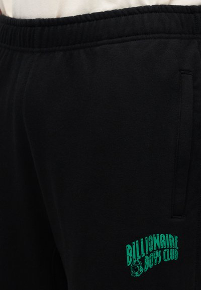 Μαύρο παντελόνι φόρμας από βαμβακερό μείγμα με ελαστική μέση. Φέρει πράσινο λογότυπο "Billionaire Boys Club" στο αριστερό μηρό.