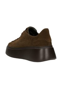 Le sneaker platform in suede marrone presentano una punta rotonda, un design con lacci e una spessa suola in gomma marrone scuro con finitura testurizzata.