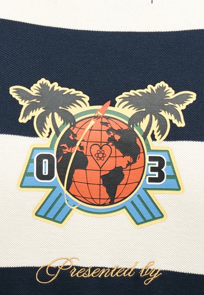 Δύο φοίνικες πλαισιώνουν μια πορτοκαλί σφαίρα με έναν πύραυλο, μια καρδιά με σύμβολο ατόμου και τους αριθμούς 0 και 3 σε μπλε ριγέ φόντο.