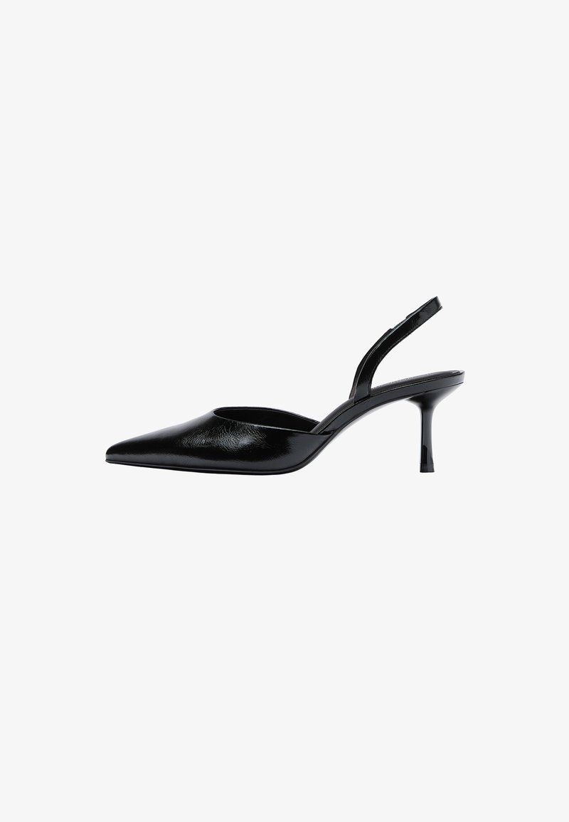 Chaussure à talon haut slingback en cuir verni noir avec bout pointu et talon fin de hauteur moyenne, vue de côté sur fond blanc.
