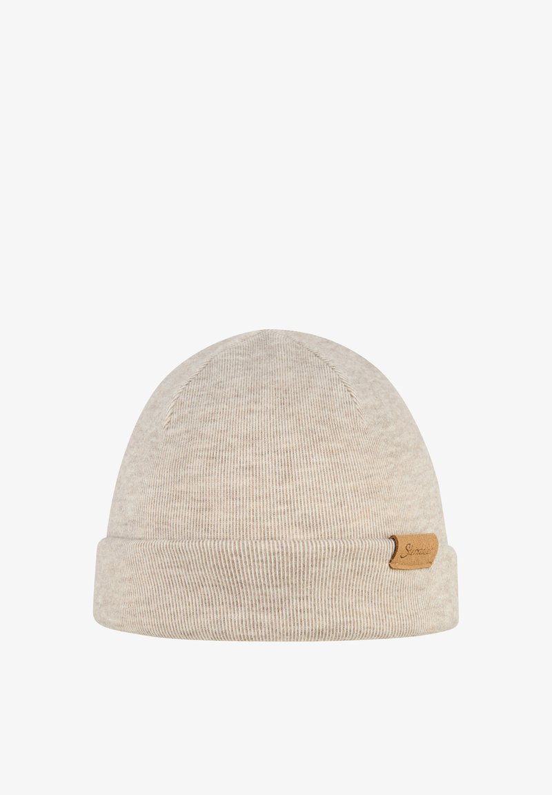 Helle beige Rippenstrickmütze mit umgeschlagenem Saum und kleinem braunem Lederetikett an der Seite vor weißem Hintergrund.